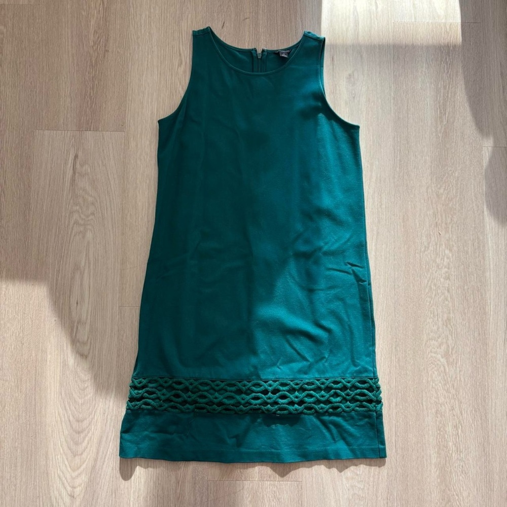 Excellent condition Ann Taylor size 2 Petite forest green sleeveless dress